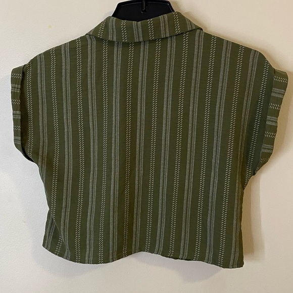 Love 83 Olive Striped Button Down Cropped Shirt size small front pockets - Picture 5 of 7